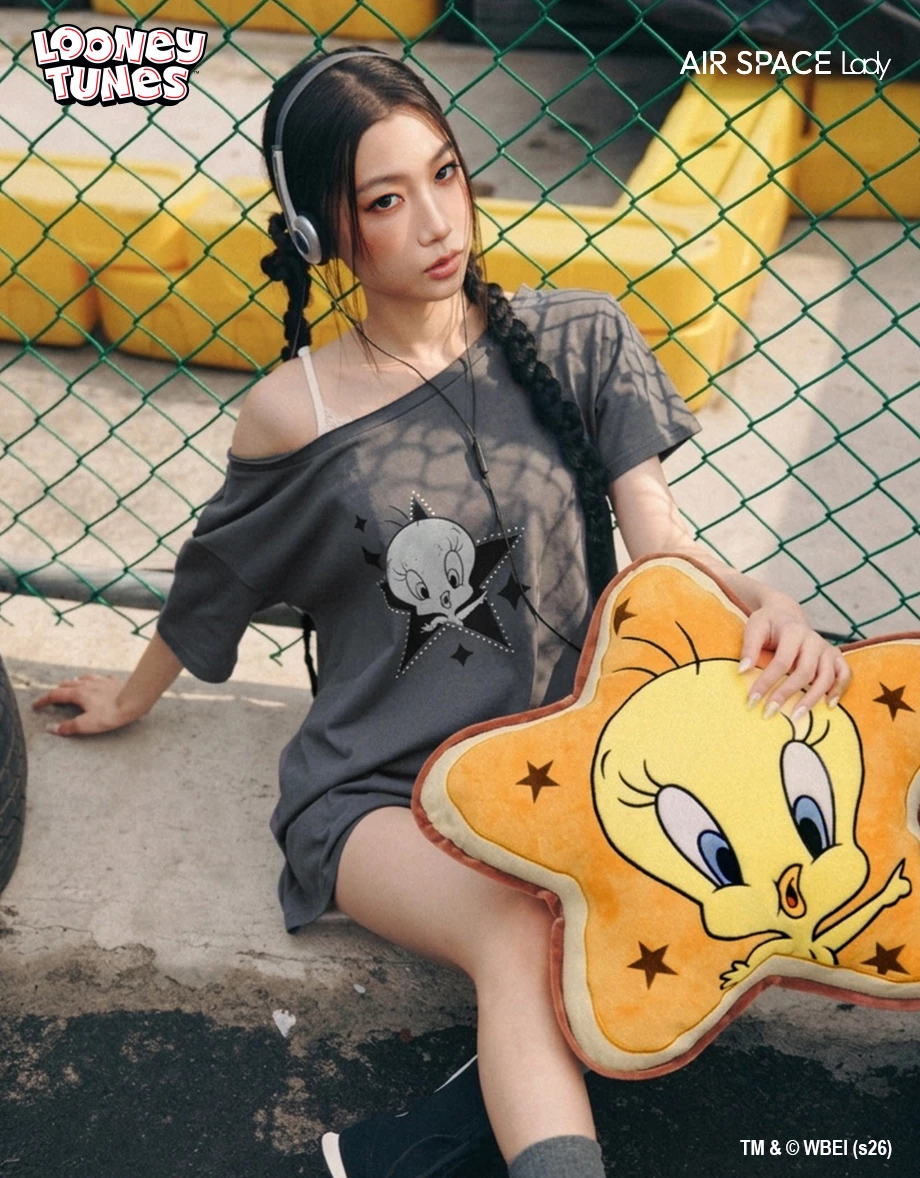 【樂一通】 崔弟款不對稱領印花鉚釘貼布繡短袖長版TEE 【樂一通】 崔弟款不對稱領印花鉚釘貼布繡短袖長版TEE