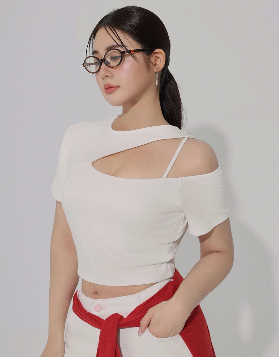 圓領單邊鏤空細肩帶短袖短版上衣(附胸墊)