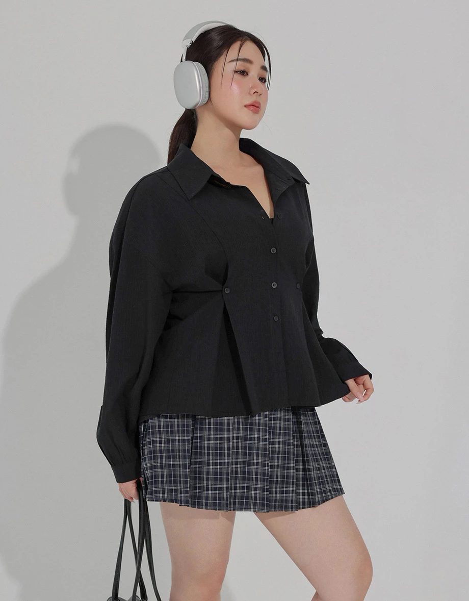 鈕扣抓褶後扭結透膚雪紡拼接線條紋理長袖襯衫