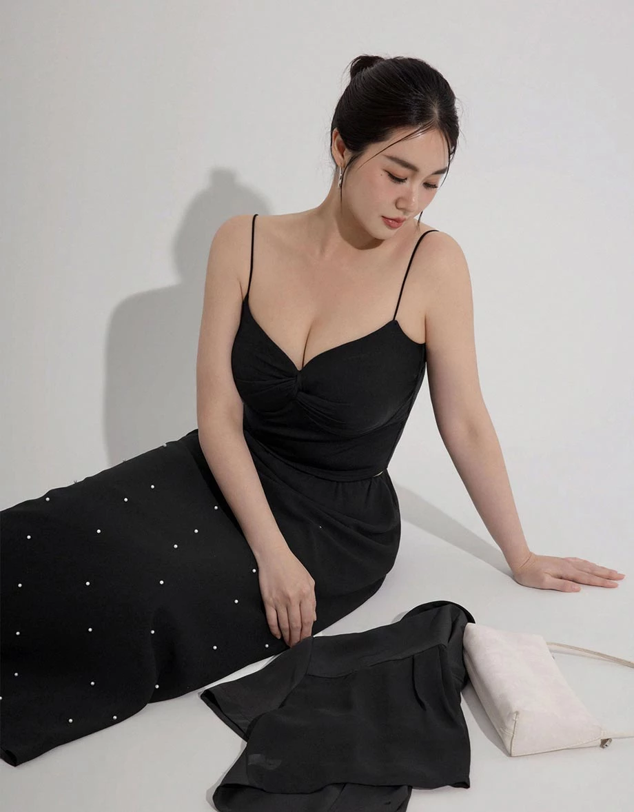 【妍安聯名】冰肌涼感桃心領扭結細肩帶短版BRA TOP 【妍安聯名】冰肌涼感桃心領扭結細肩帶短版BRA TOP