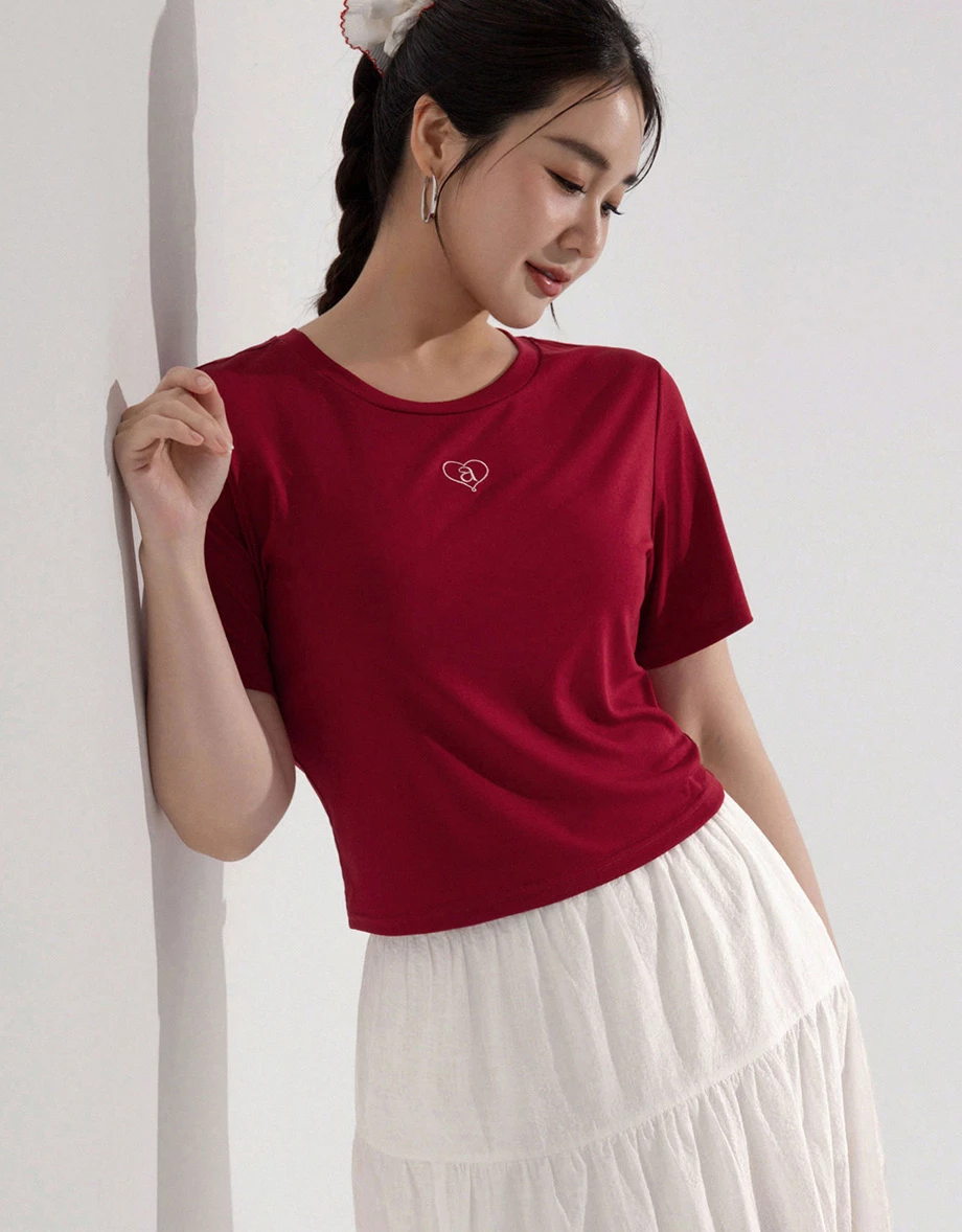冰肌涼感 愛心字母刺繡圓領短袖短版TEE