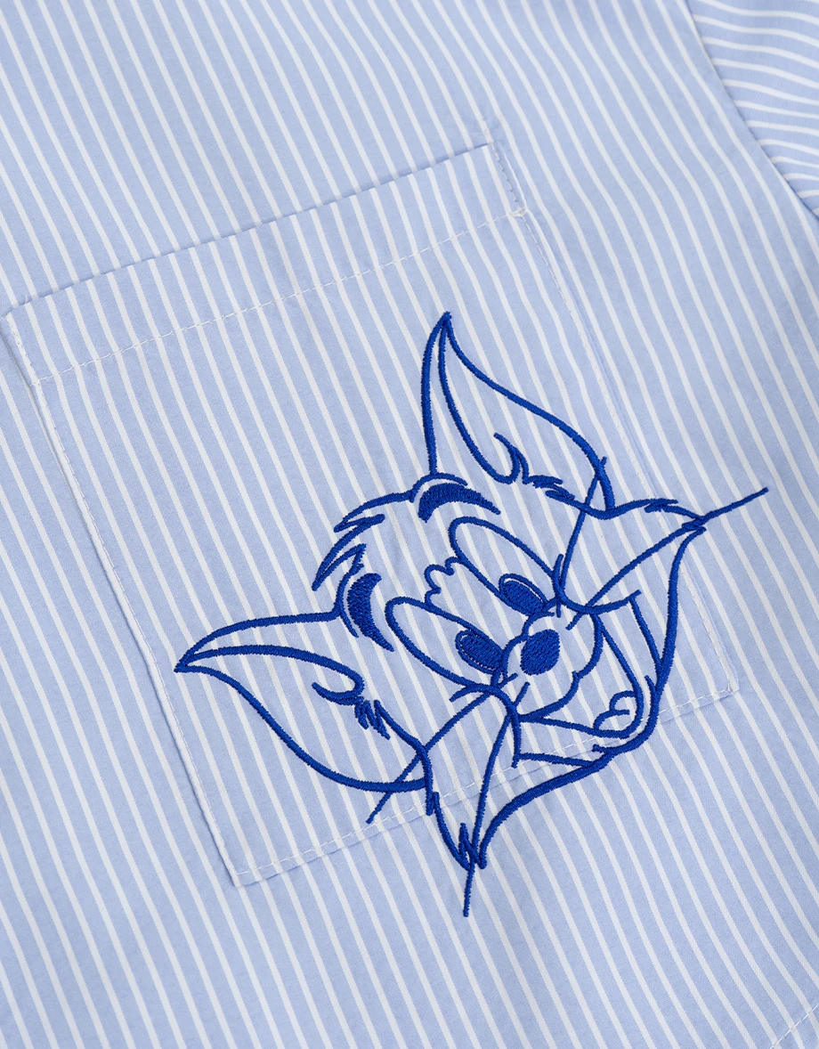 【湯姆貓與傑利鼠】 口袋刺繡條紋泡泡紗短版襯衫 【湯姆貓與傑利鼠】 口袋刺繡條紋泡泡紗短版襯衫