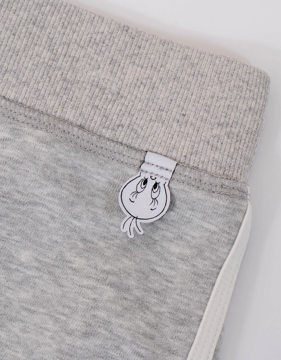 【樂一通】 崔弟款低腰抽繩布章裝飾後印花撞色滾邊運動短褲 【樂一通】 崔弟款低腰抽繩布章裝飾後印花撞色滾邊運動短褲