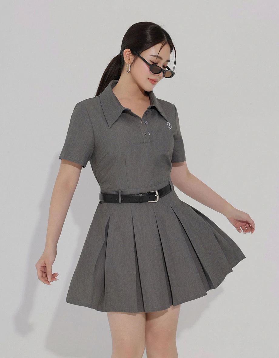 愛心LOGO刺繡翻領排扣半開襟短袖百褶短洋裝(附腰帶)