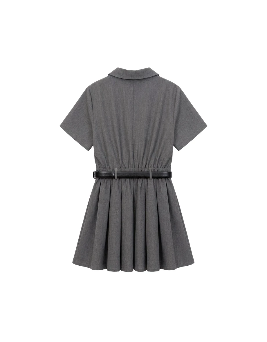 愛心LOGO刺繡翻領排扣半開襟短袖百褶短洋裝(附腰帶)