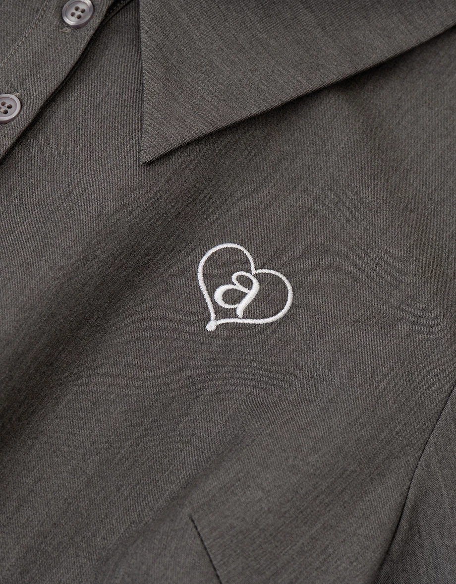 愛心LOGO刺繡翻領排扣半開襟短袖百褶短洋裝(附腰帶)