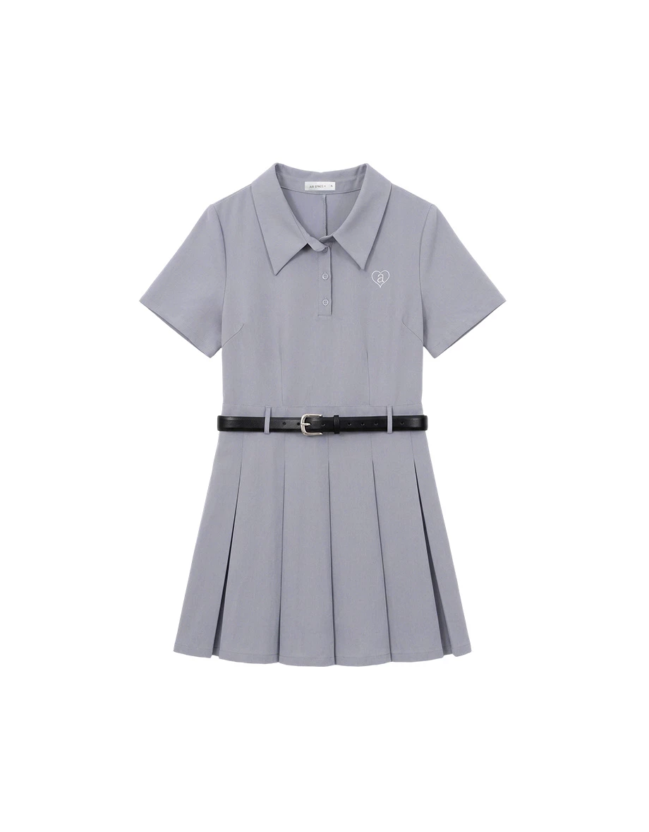 愛心LOGO刺繡翻領排扣半開襟短袖百褶短洋裝(附腰帶)