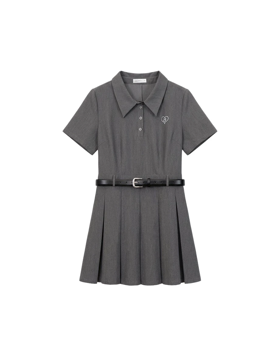 愛心LOGO刺繡翻領排扣半開襟短袖百褶短洋裝(附腰帶)