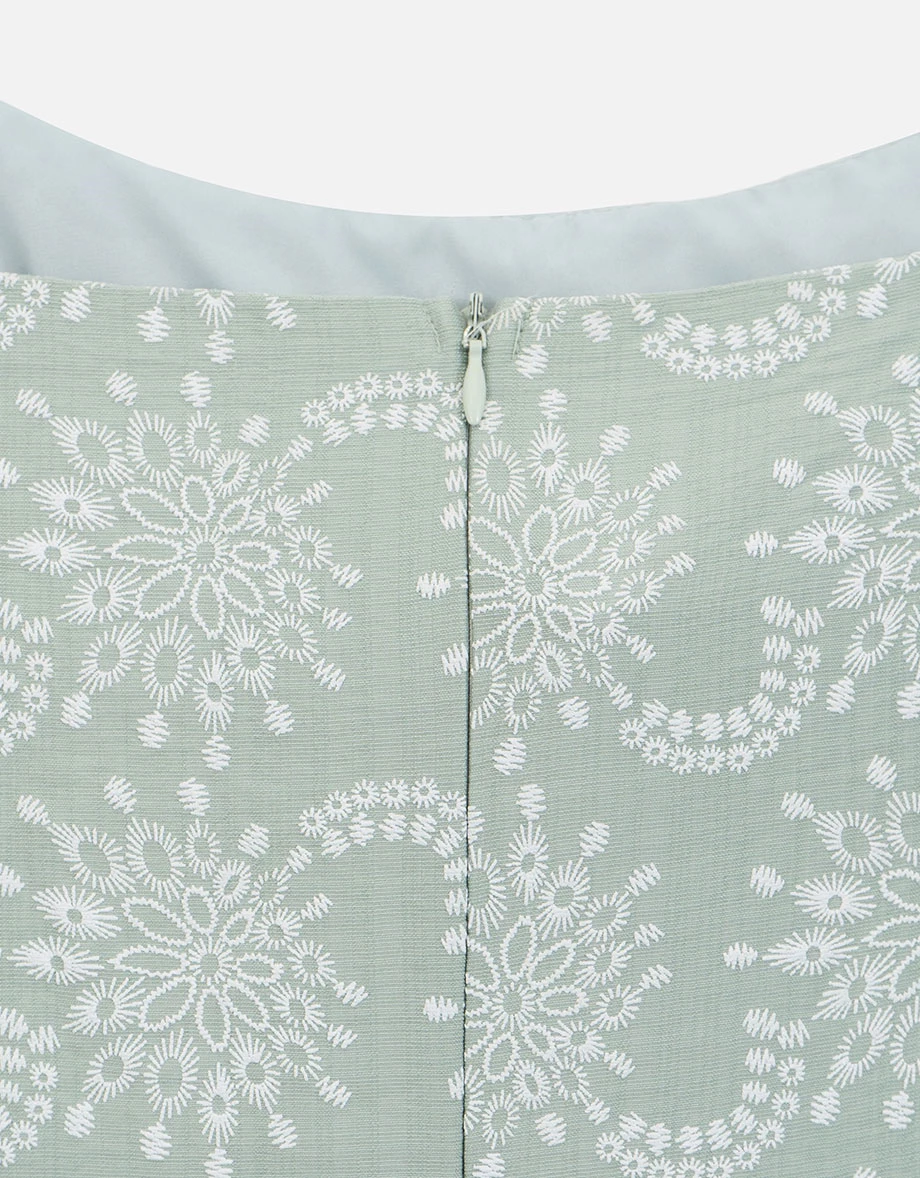 花紋刺繡抓褶細肩帶長洋裝(附胸墊) 花紋刺繡抓褶細肩帶長洋裝(附胸墊)