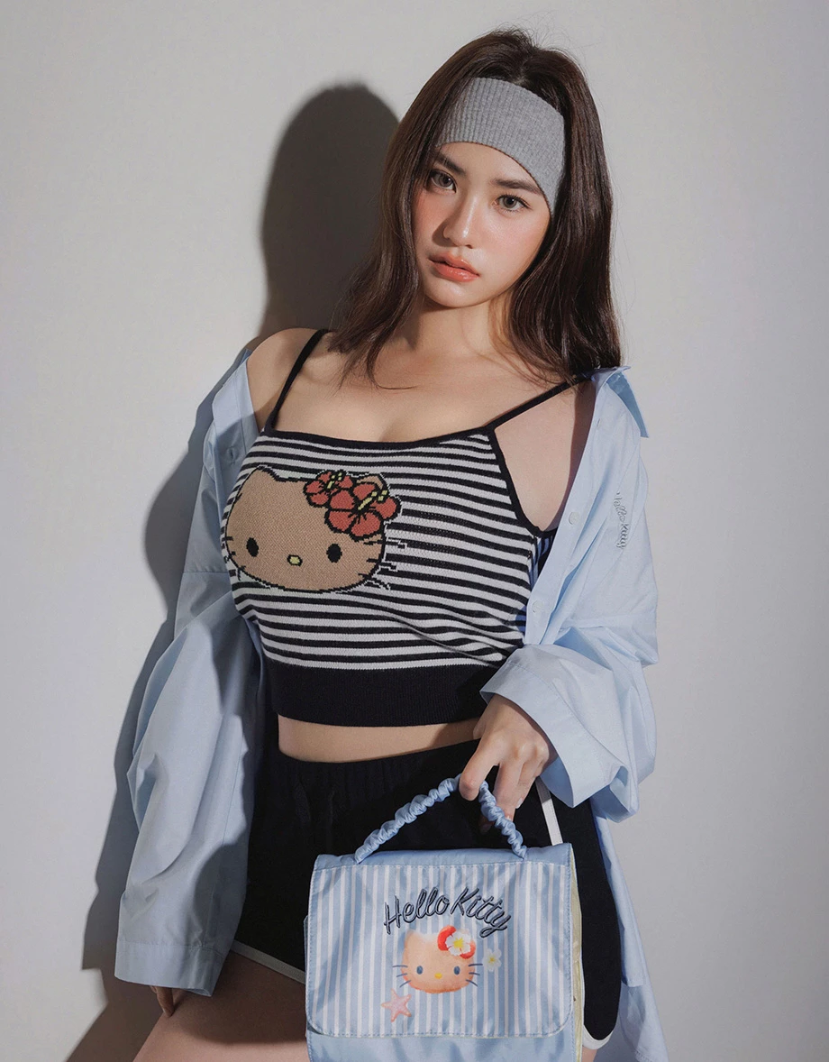 【三麗鷗聯名】烤焦版KITTY緹花圖案細肩帶針織背心 素色款/條紋款