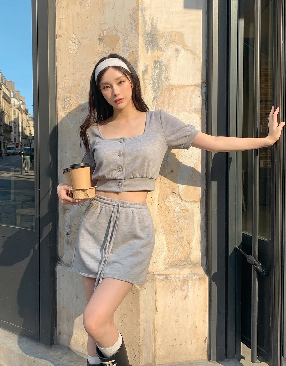 方領排扣開襟澎袖抓皺收腰短版上衣