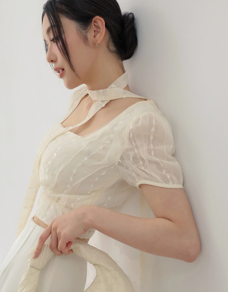 方領澎袖刺繡網紗雪紡短版上衣(附圍巾)