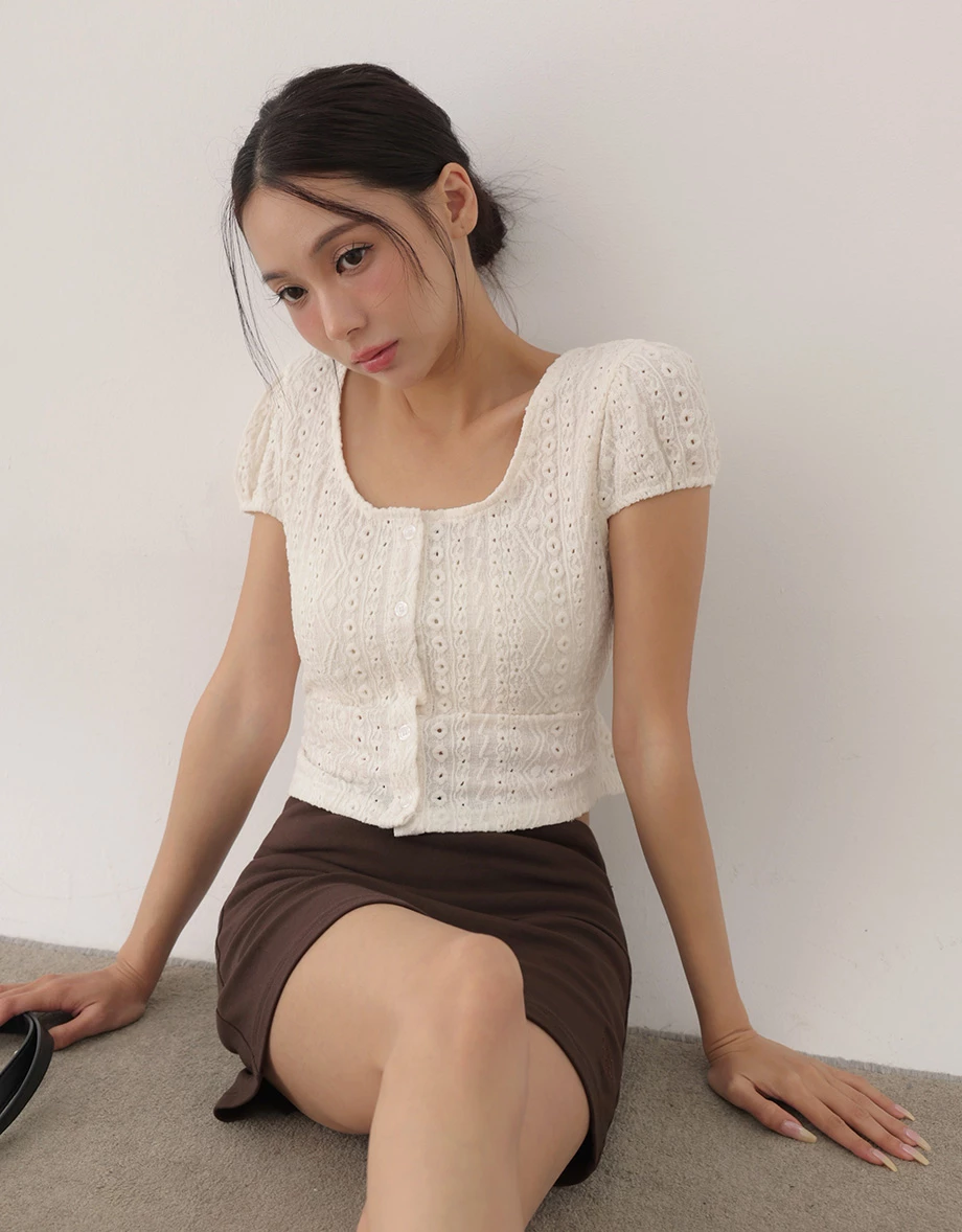 圓領澎袖後綁帶短版雕花蕾絲排扣上衣 圓領澎袖後綁帶短版雕花蕾絲排扣上衣