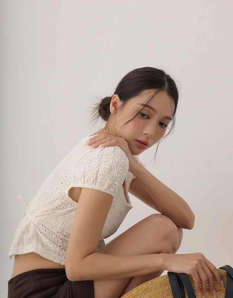 圓領澎袖後綁帶短版雕花蕾絲排扣上衣 圓領澎袖後綁帶短版雕花蕾絲排扣上衣