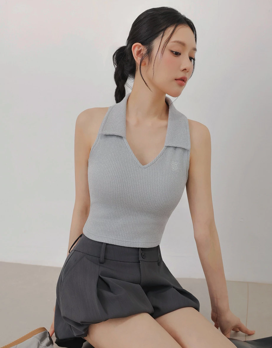 LOGO刺繡V型翻領短版羅紋針織背心(附胸墊) LOGO刺繡V型翻領短版羅紋針織背心(附胸墊)