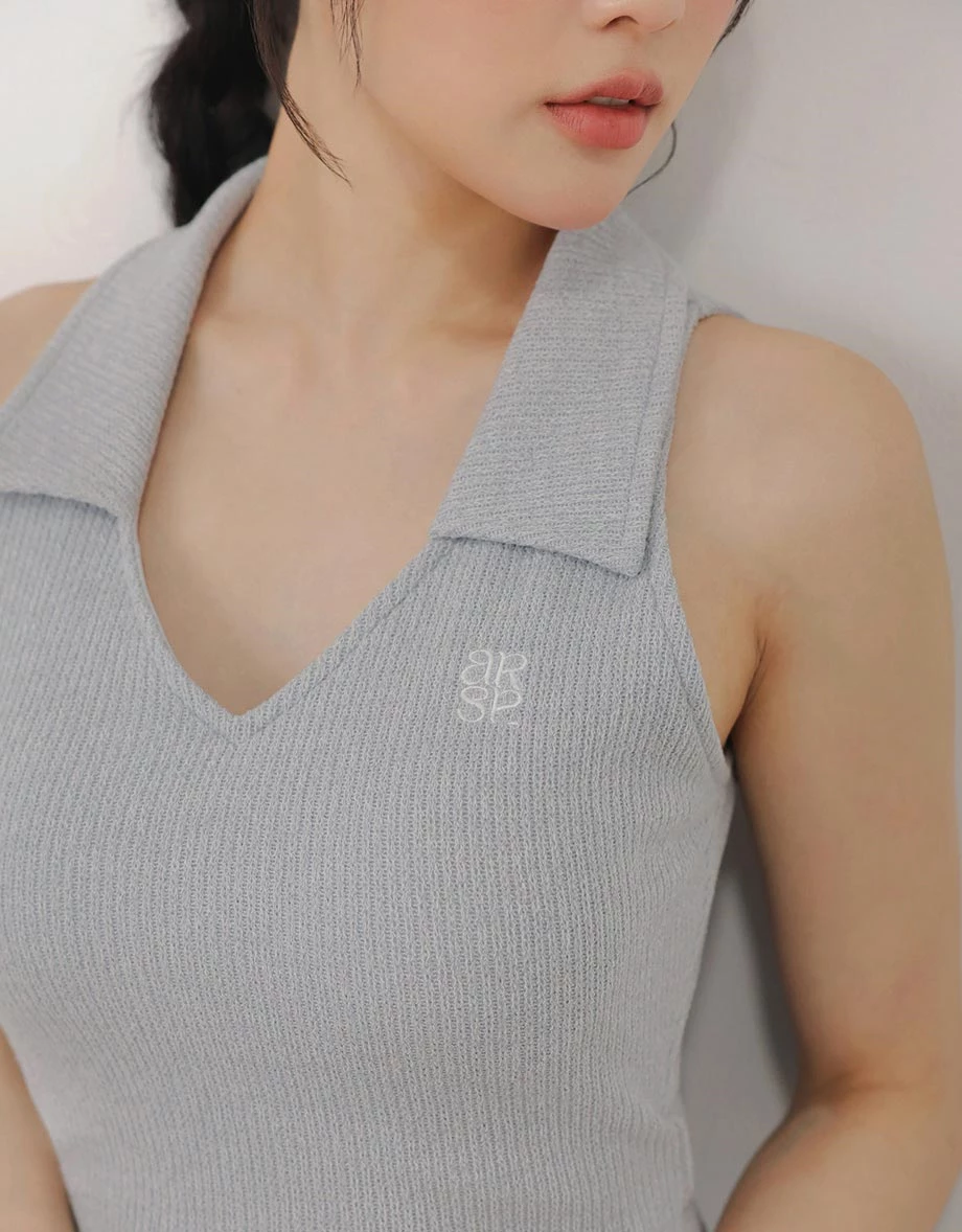 LOGO刺繡V型翻領短版羅紋針織背心(附胸墊) LOGO刺繡V型翻領短版羅紋針織背心(附胸墊)