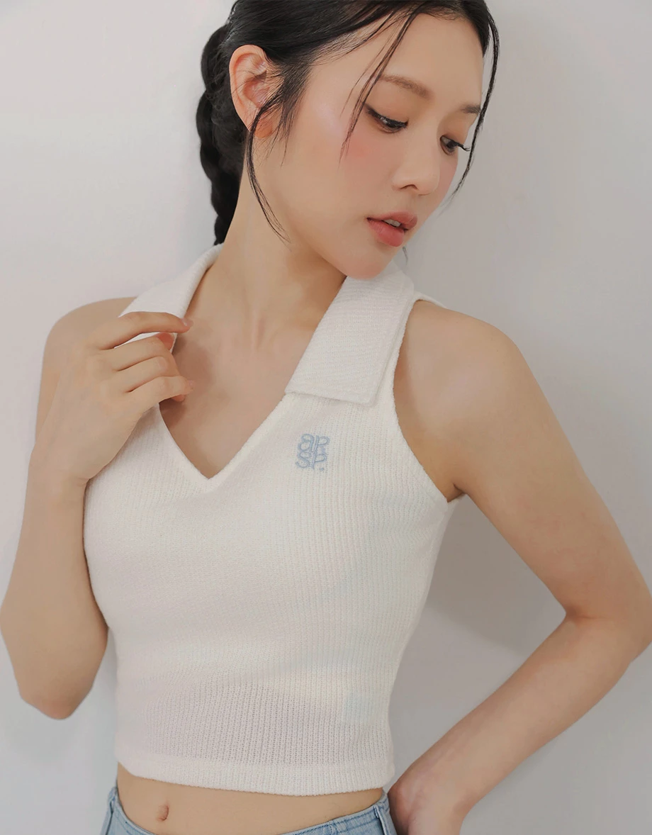 LOGO刺繡V型翻領短版羅紋針織背心(附胸墊) LOGO刺繡V型翻領短版羅紋針織背心(附胸墊)