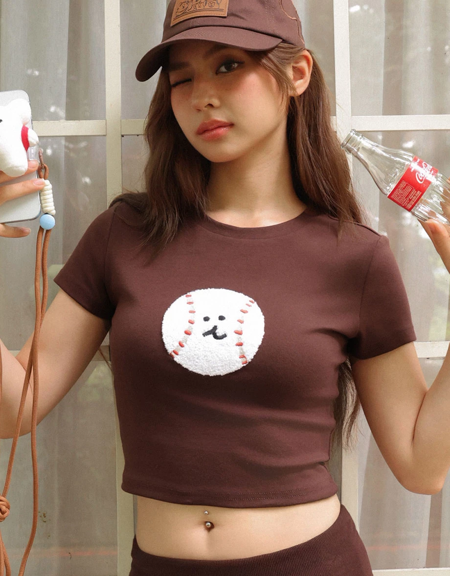 【DINOTAENG】毛巾繡圖案圓領短袖短版TEE
