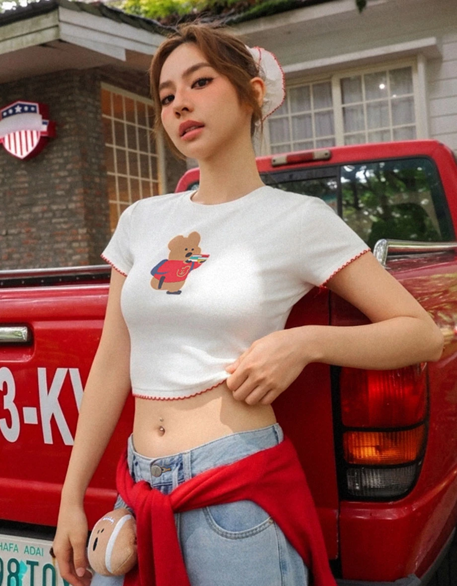 【DINOTAENG】Graphic Cropped T-Shirt With Ruffled Hem 【DINOTAENG】Graphic Cropped T-Shirt With Ruffled Hem