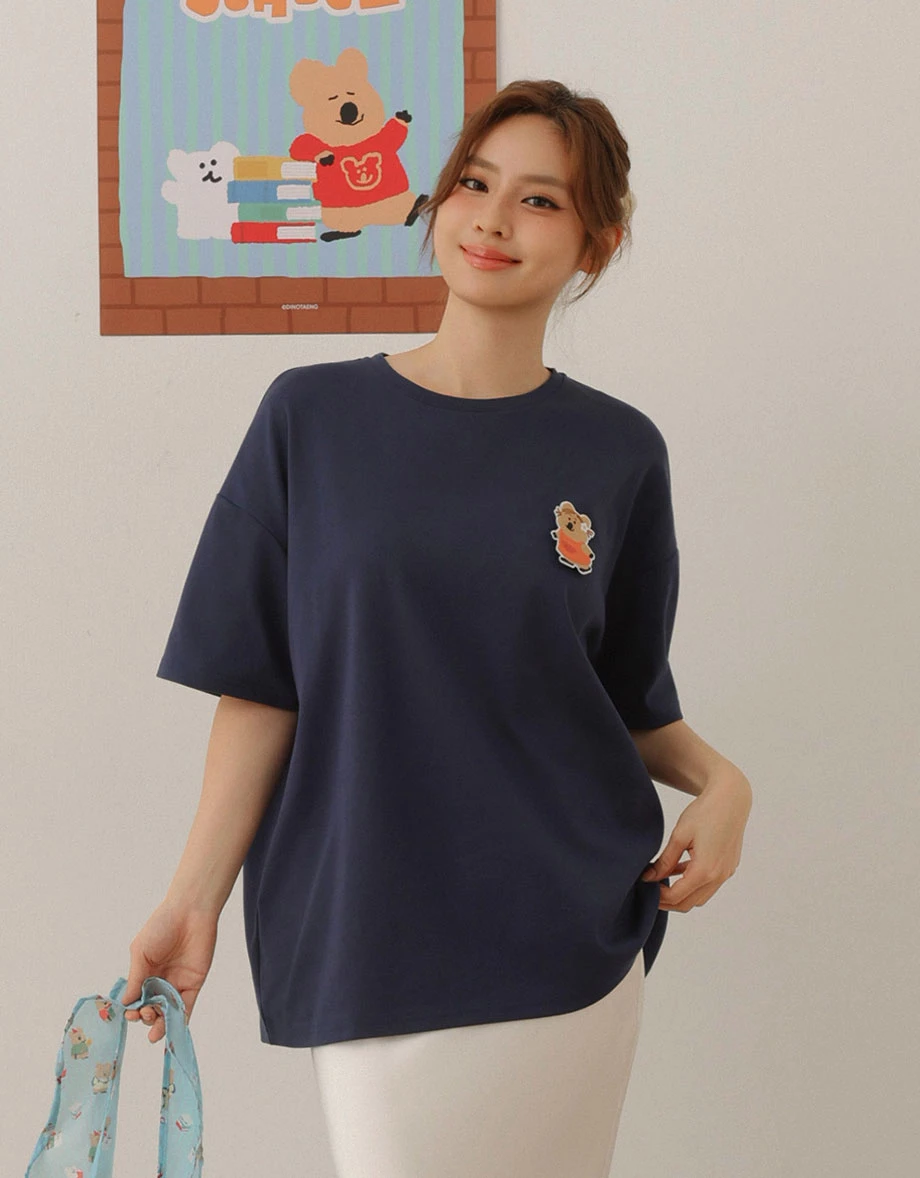 【DINOTAENG】造型刺繡貼圓領短袖寬版TEE