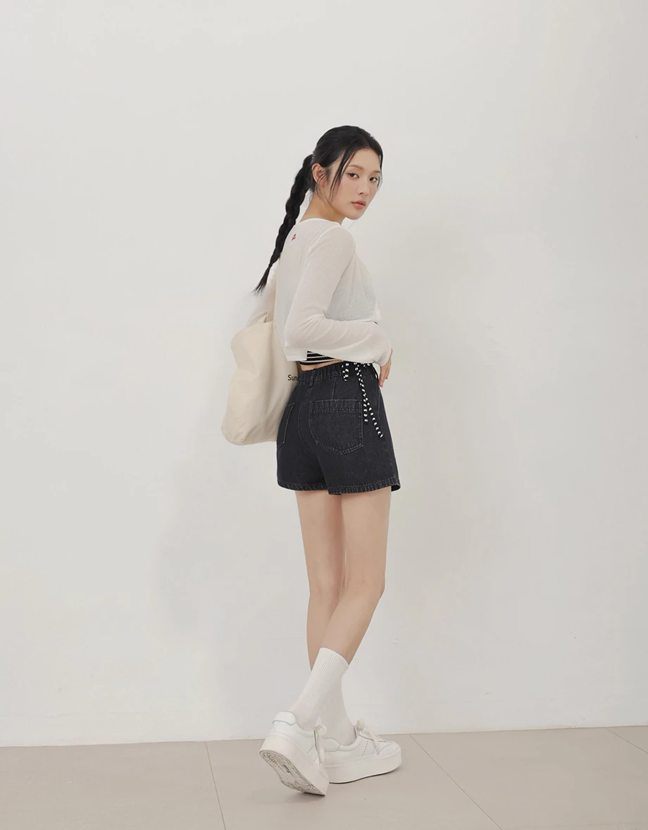 打褶水洗牛仔短褲 打褶水洗牛仔短褲