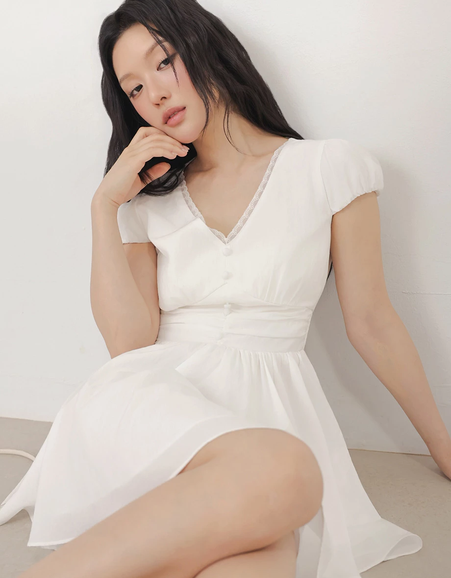 V領蕾絲滾邊抓皺澎袖傘擺短洋裝 V領蕾絲滾邊抓皺澎袖傘擺短洋裝