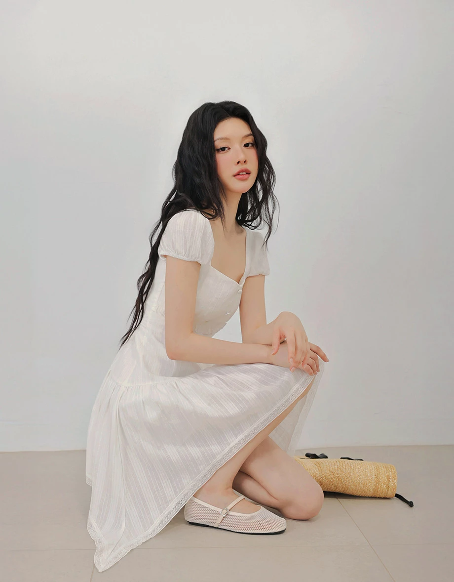 方V領排扣澎袖不規則蕾絲滾邊裙襬短洋裝 方V領排扣澎袖不規則蕾絲滾邊裙襬短洋裝