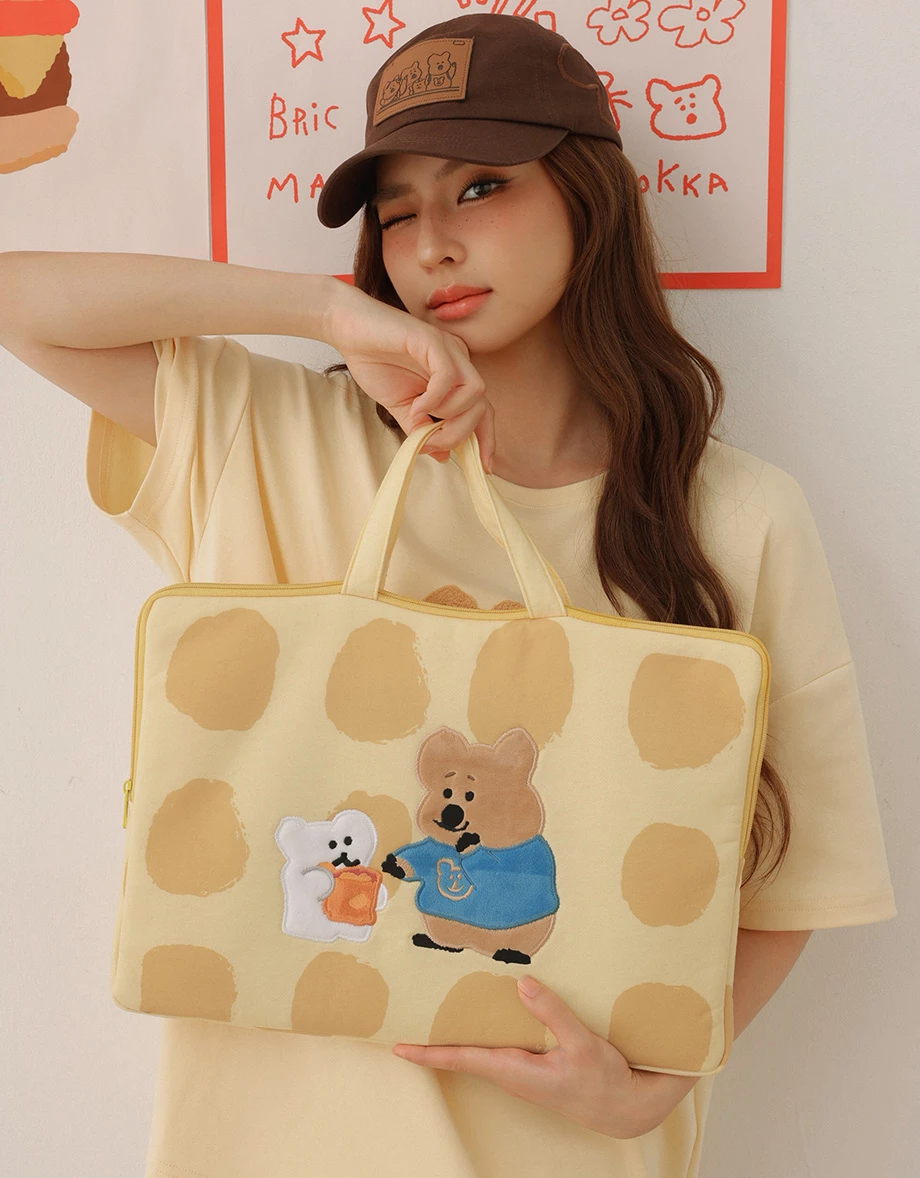 【DINOTAENG】Printed Laptop Sleeve With Embroidered Patch 【DINOTAENG】Printed Laptop Sleeve With Embroidered Patch