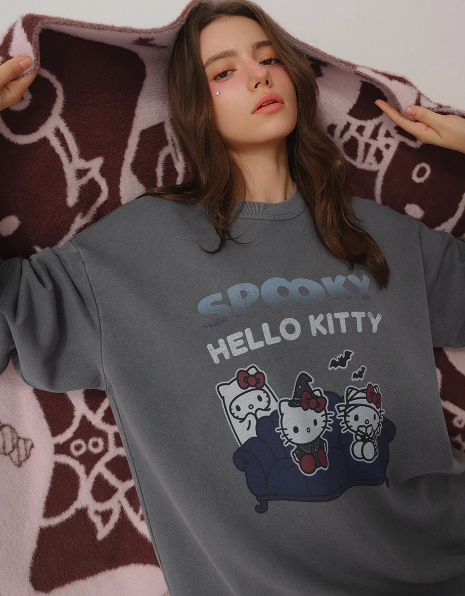 【Hello Kitty】印花圓領長袖寬版水洗大學TEE 【Hello Kitty】印花圓領長袖寬版水洗大學TEE