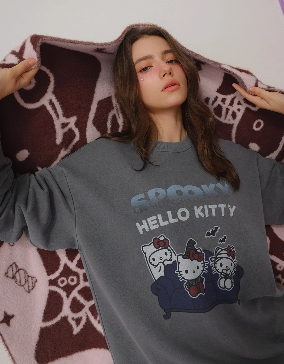 【Hello Kitty】印花圓領長袖寬版水洗大學TEE 【Hello Kitty】印花圓領長袖寬版水洗大學TEE