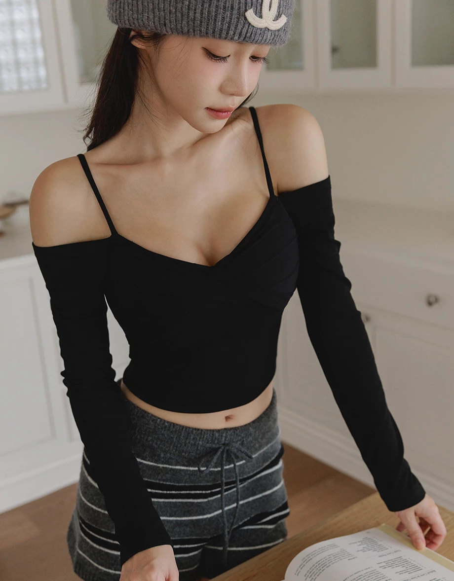 【Heat Tech】Twist Front Cold Shoulder Long Sleeve Padded Bra Top
