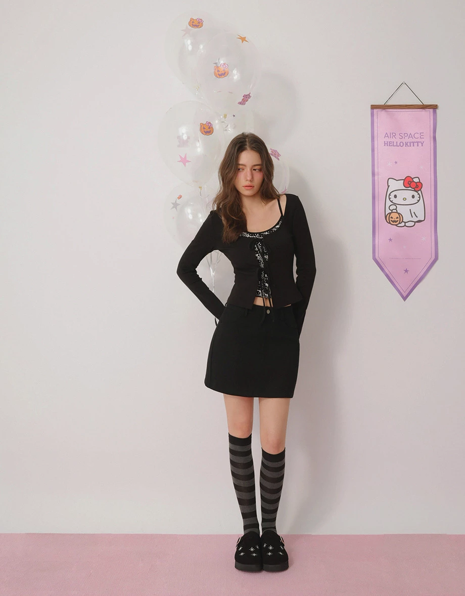 【Hello Kitty】中腰後貼鑽圖字斜紋短裙 【Hello Kitty】中腰後貼鑽圖字斜紋短裙