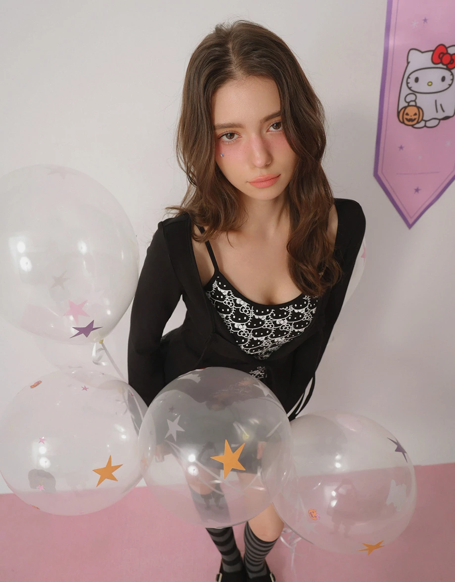 【Hello Kitty】滿版印花細肩帶背心圓領綁帶長袖開襟衫套裝 【Hello Kitty】滿版印花細肩帶背心圓領綁帶長袖開襟衫套裝