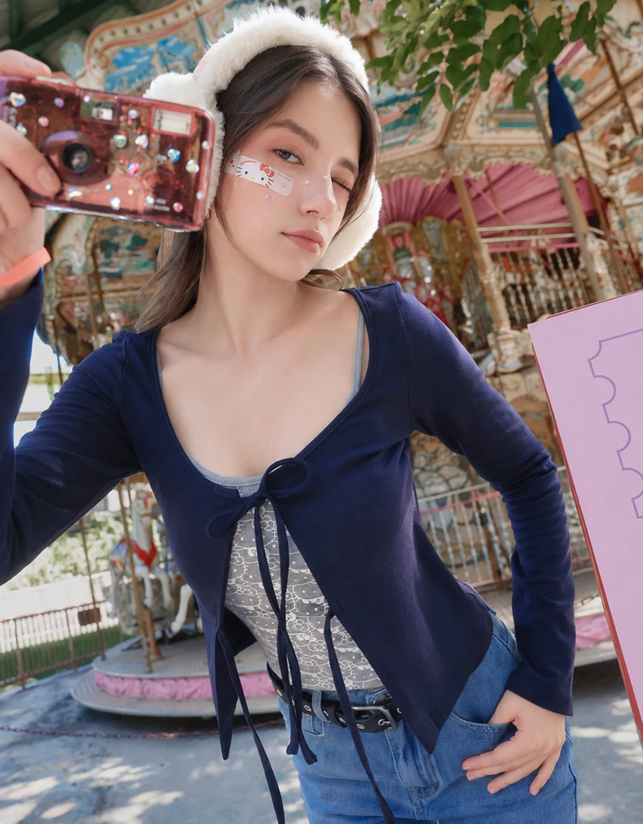 【Hello Kitty】滿版印花細肩帶背心圓領綁帶長袖開襟衫套裝 【Hello Kitty】滿版印花細肩帶背心圓領綁帶長袖開襟衫套裝