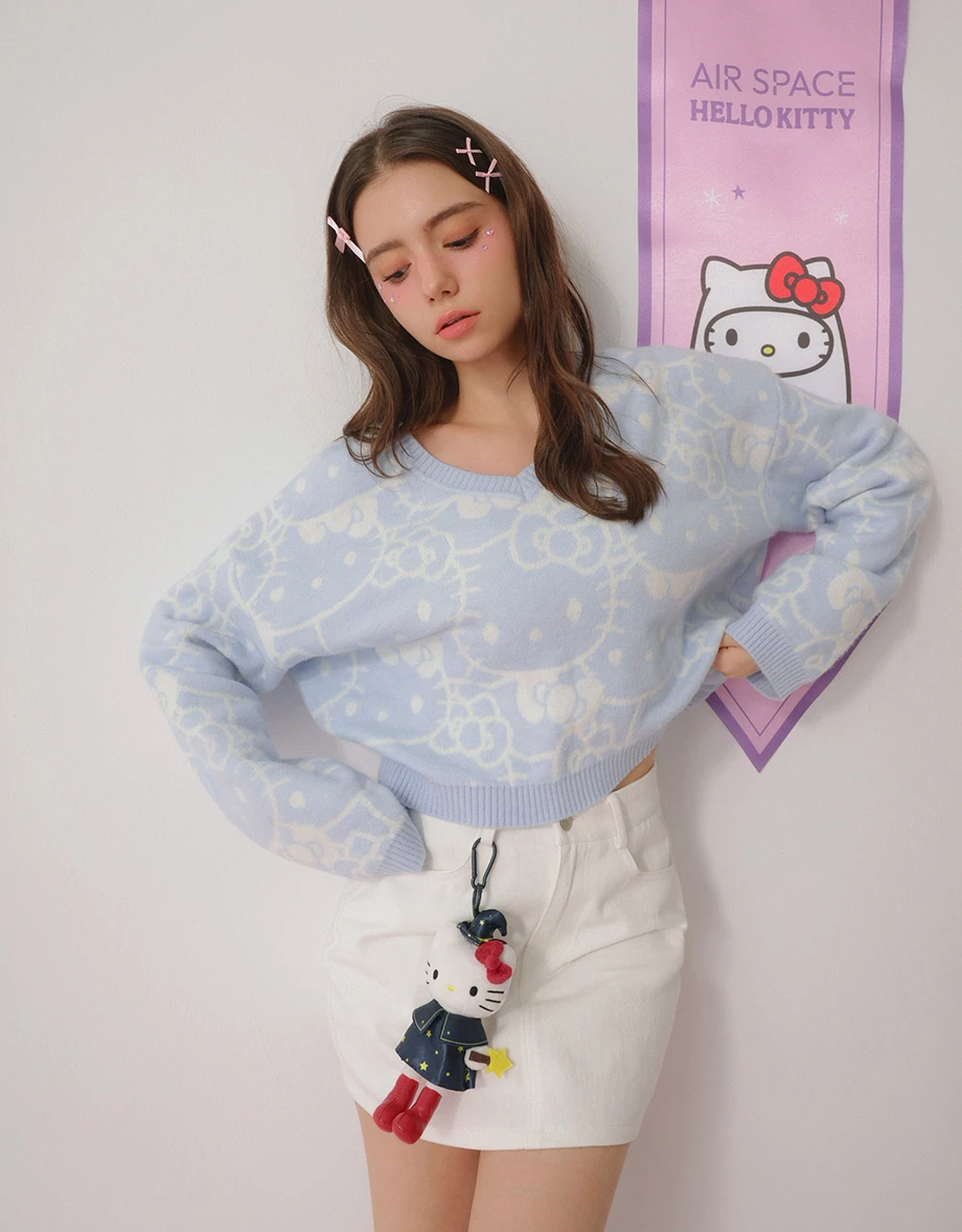 【Hello Kitty】滿版緹花圖案V領長袖短版毛衣