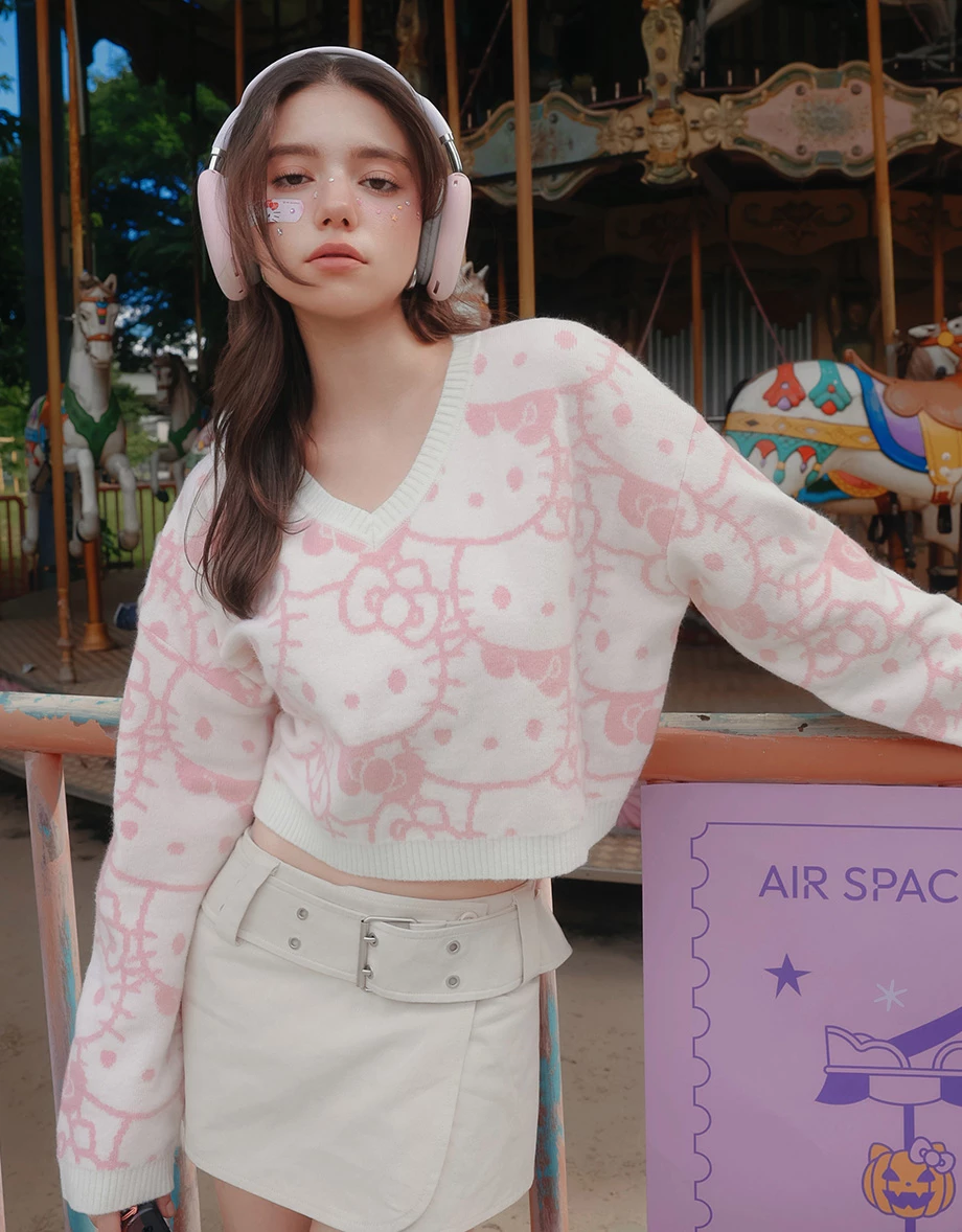 【Hello Kitty】滿版緹花圖案V領長袖短版毛衣