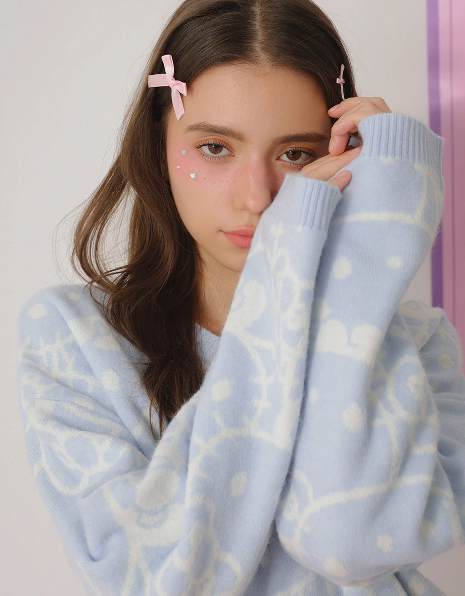 【Hello Kitty】滿版緹花圖案V領長袖短版毛衣