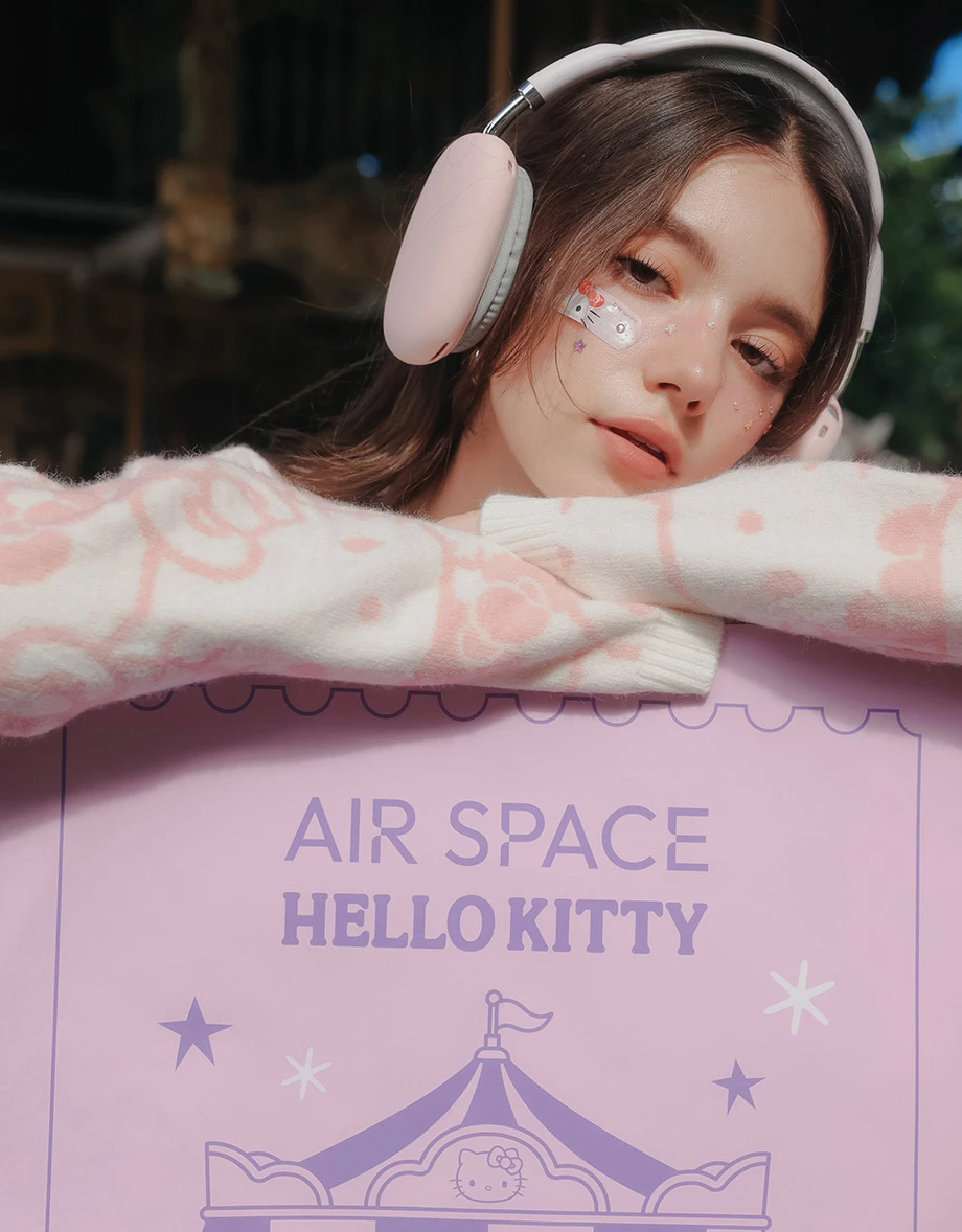 【Hello Kitty】滿版緹花圖案V領長袖短版毛衣