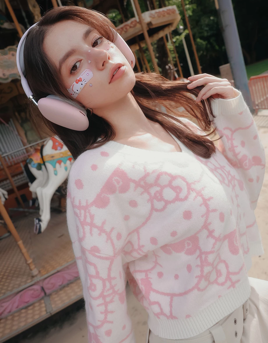 【Hello Kitty】滿版緹花圖案V領長袖短版毛衣