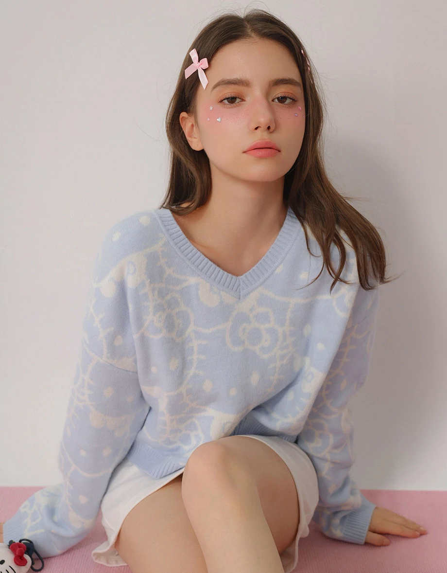 【Hello Kitty】滿版緹花圖案V領長袖短版毛衣