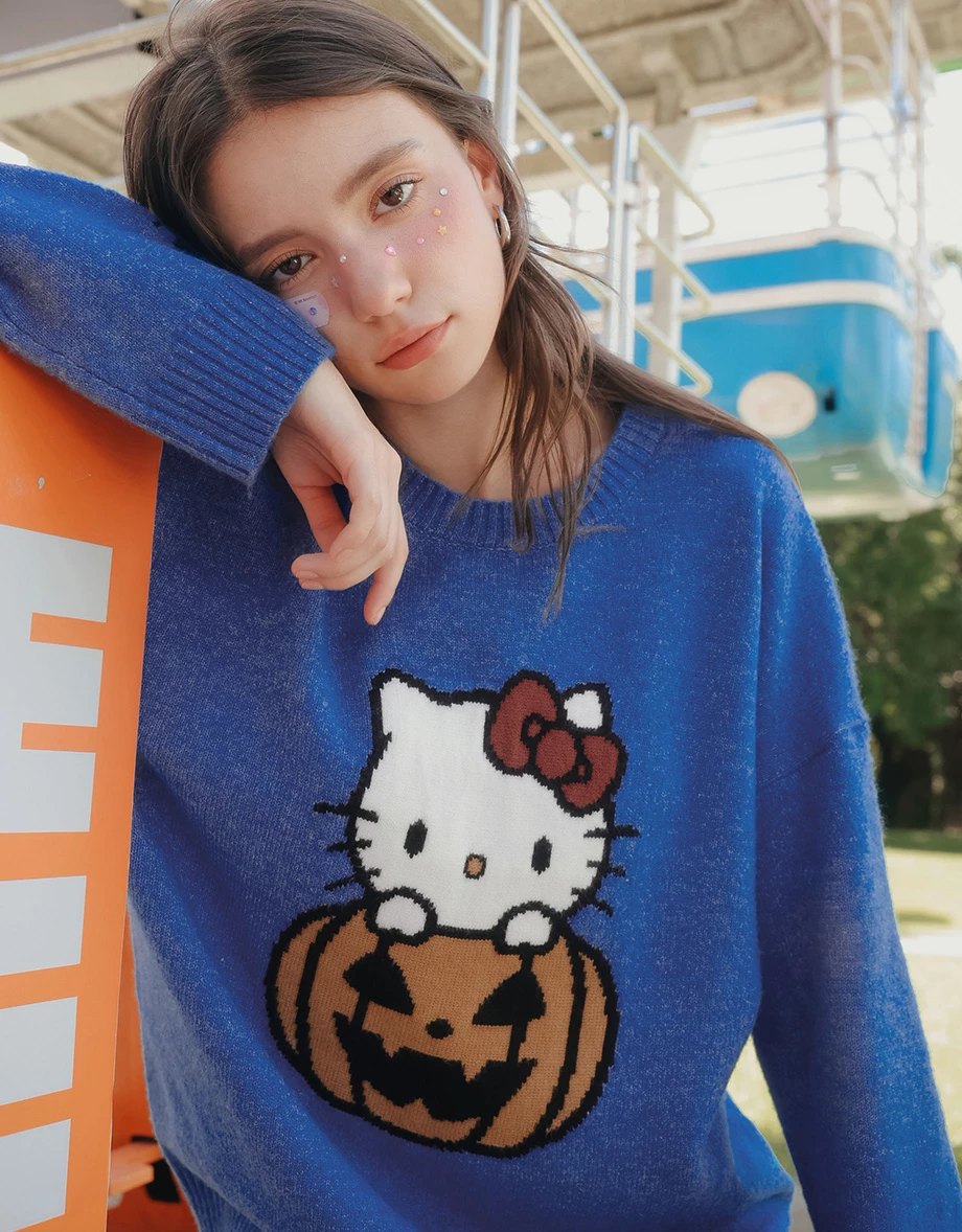 【Hello Kitty】彩色緹花圖案圓領長袖寬版毛衣 【Hello Kitty】彩色緹花圖案圓領長袖寬版毛衣