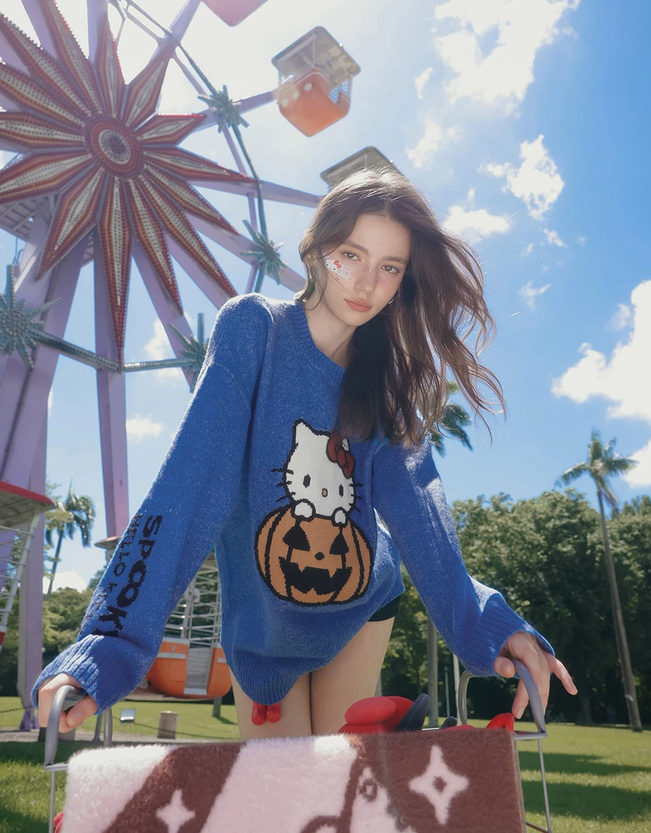 【Hello Kitty】彩色緹花圖案圓領長袖寬版毛衣 【Hello Kitty】彩色緹花圖案圓領長袖寬版毛衣