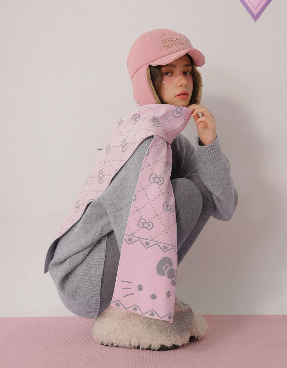 【Hello Kitty】彩色緹花圖案圓領長袖寬版毛衣 【Hello Kitty】彩色緹花圖案圓領長袖寬版毛衣