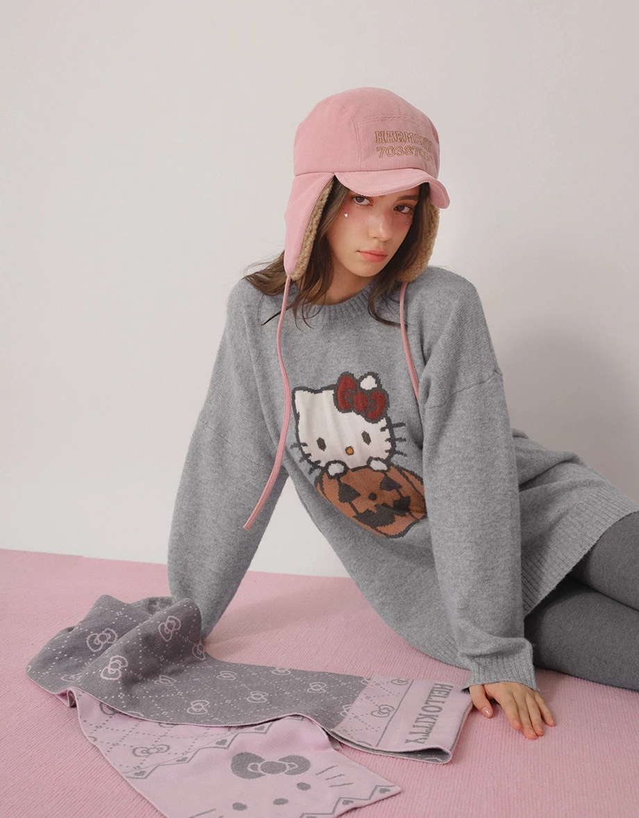 【Hello Kitty】彩色緹花圖案圓領長袖寬版毛衣