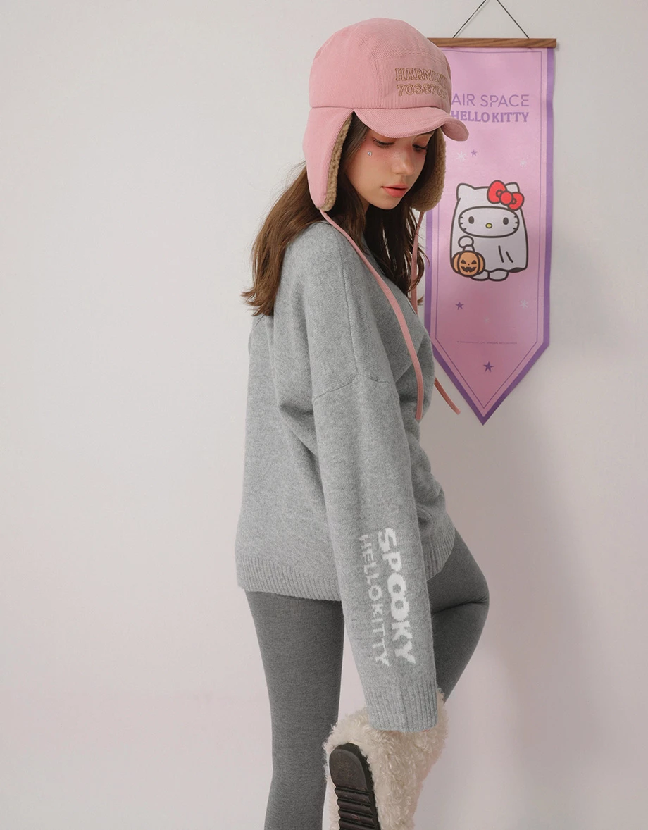 【Hello Kitty】彩色緹花圖案圓領長袖寬版毛衣 【Hello Kitty】彩色緹花圖案圓領長袖寬版毛衣