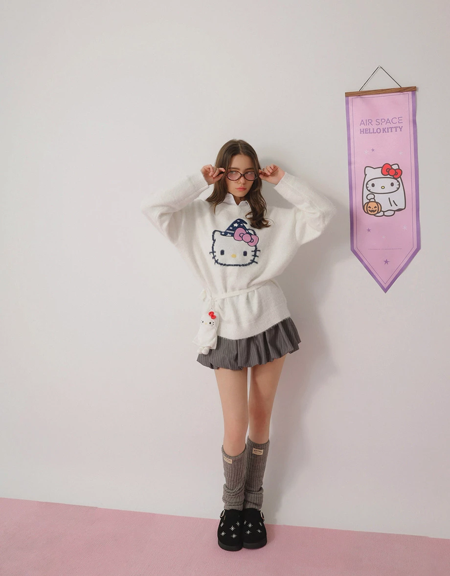 【Hello Kitty】緹花貼布繡圖案圓領長袖寬版毛衣(附領巾)