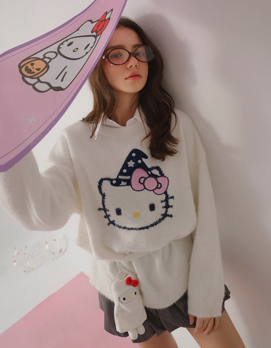【Hello Kitty】緹花貼布繡圖案圓領長袖寬版毛衣(附領巾)