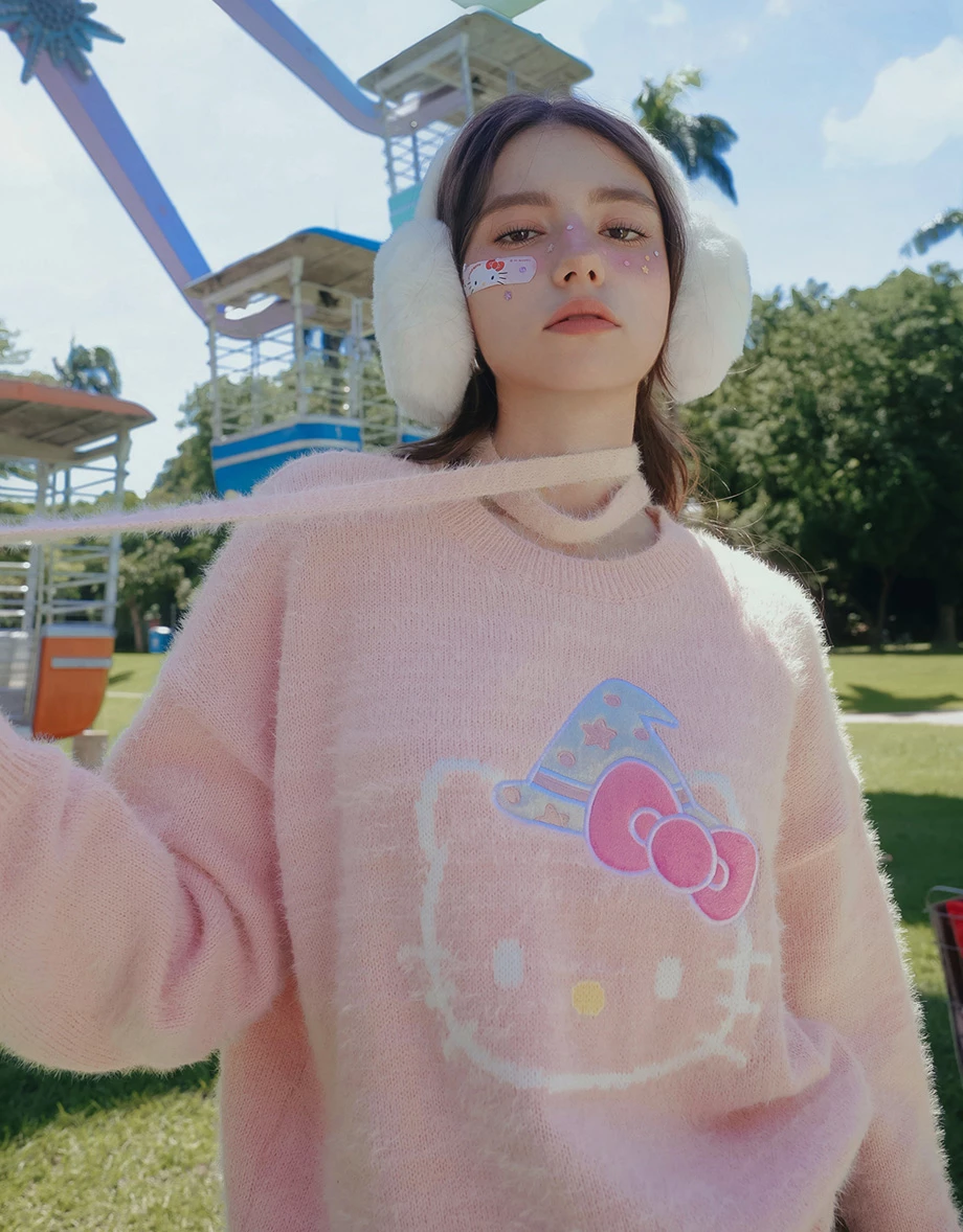【Hello Kitty】緹花貼布繡圖案圓領長袖寬版毛衣(附領巾)