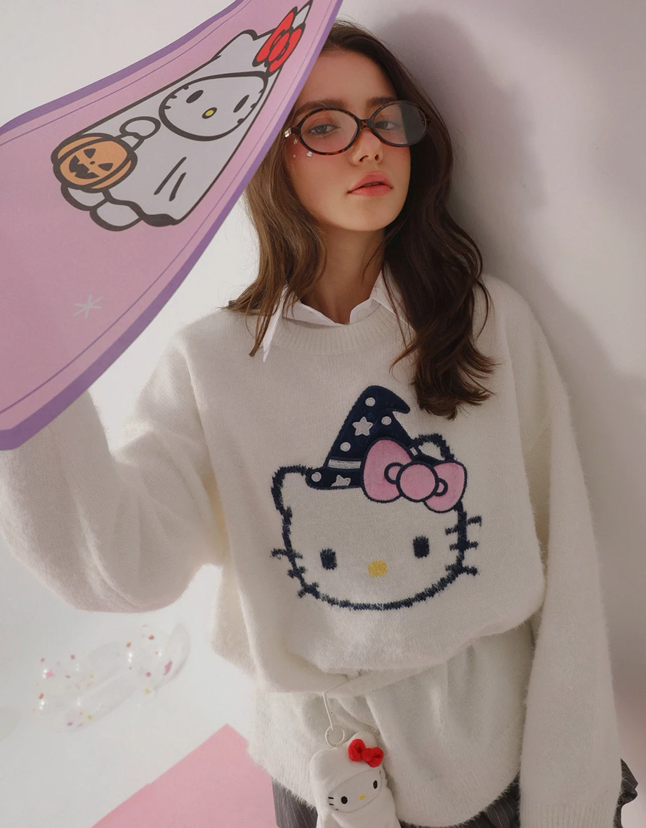 【Hello Kitty】緹花貼布繡圖案圓領長袖寬版毛衣(附領巾)