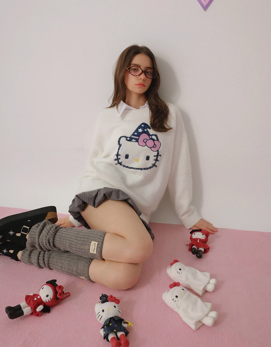 【Hello Kitty】緹花貼布繡圖案圓領長袖寬版毛衣(附領巾)